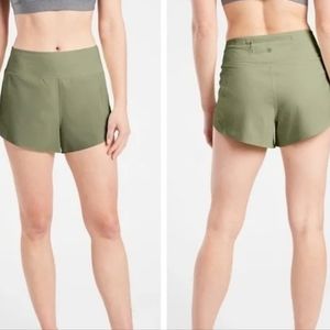 Athleta run with it 3.5 green shorts